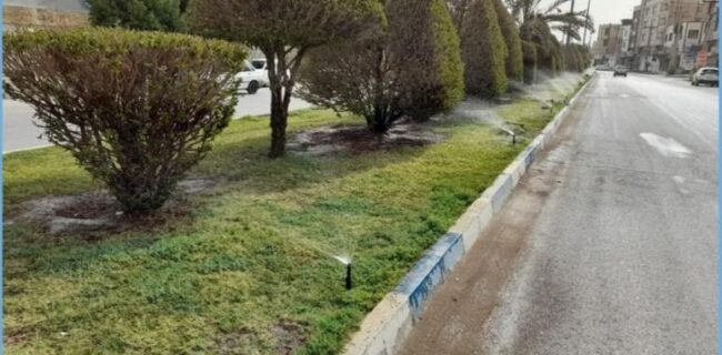 گزارش تصویری از فعال سازی آبیاری مکانیزه تحت فشار در فضای سبز بلوارهای سطح شهر توسط سازمان فضای سبز شهرداری خرمشهر